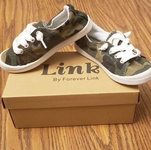 Girls camo soft & flexible no-tie sneakers